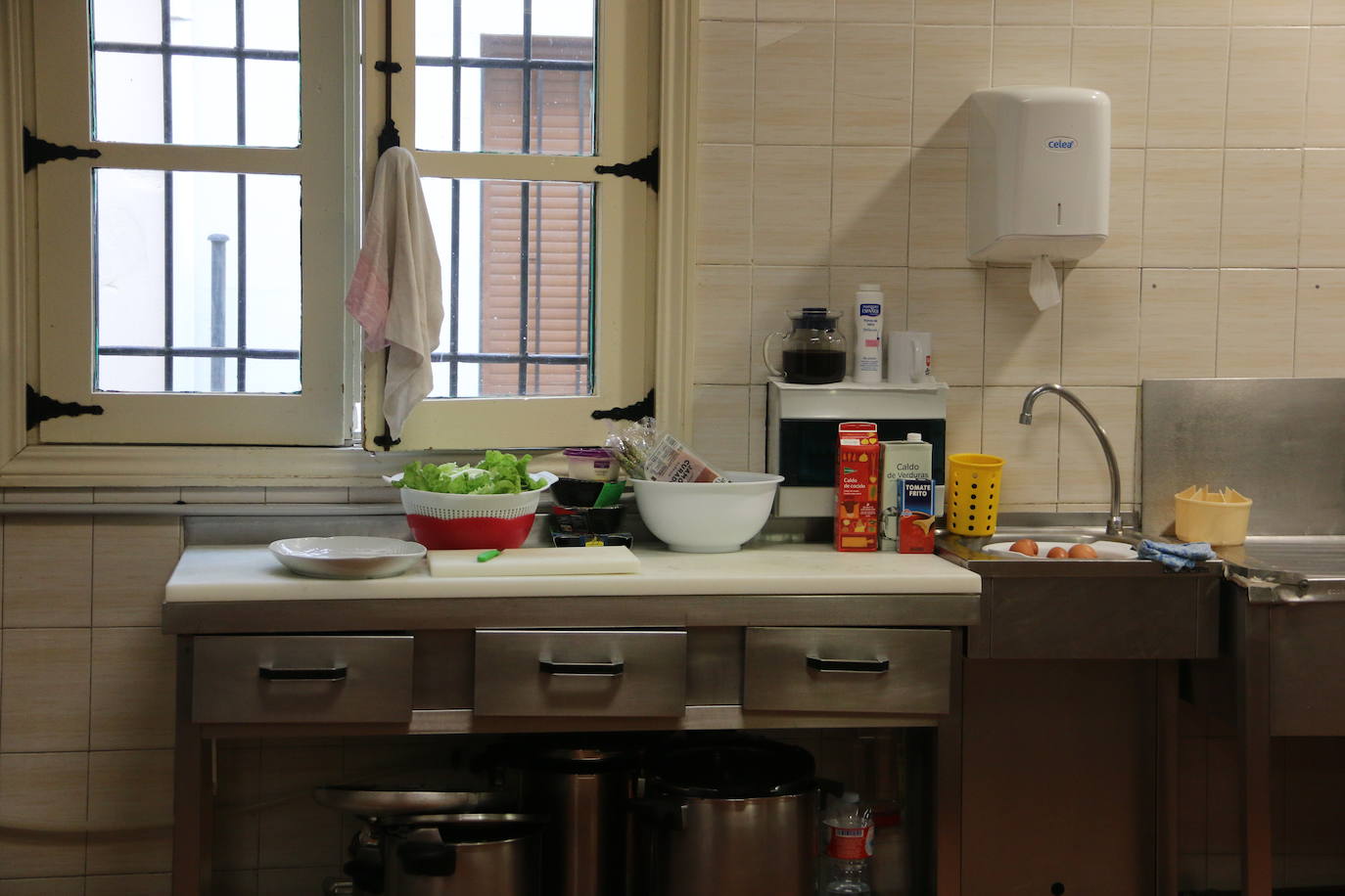 Preparativos del comedor social para las comidas de Navidad. 