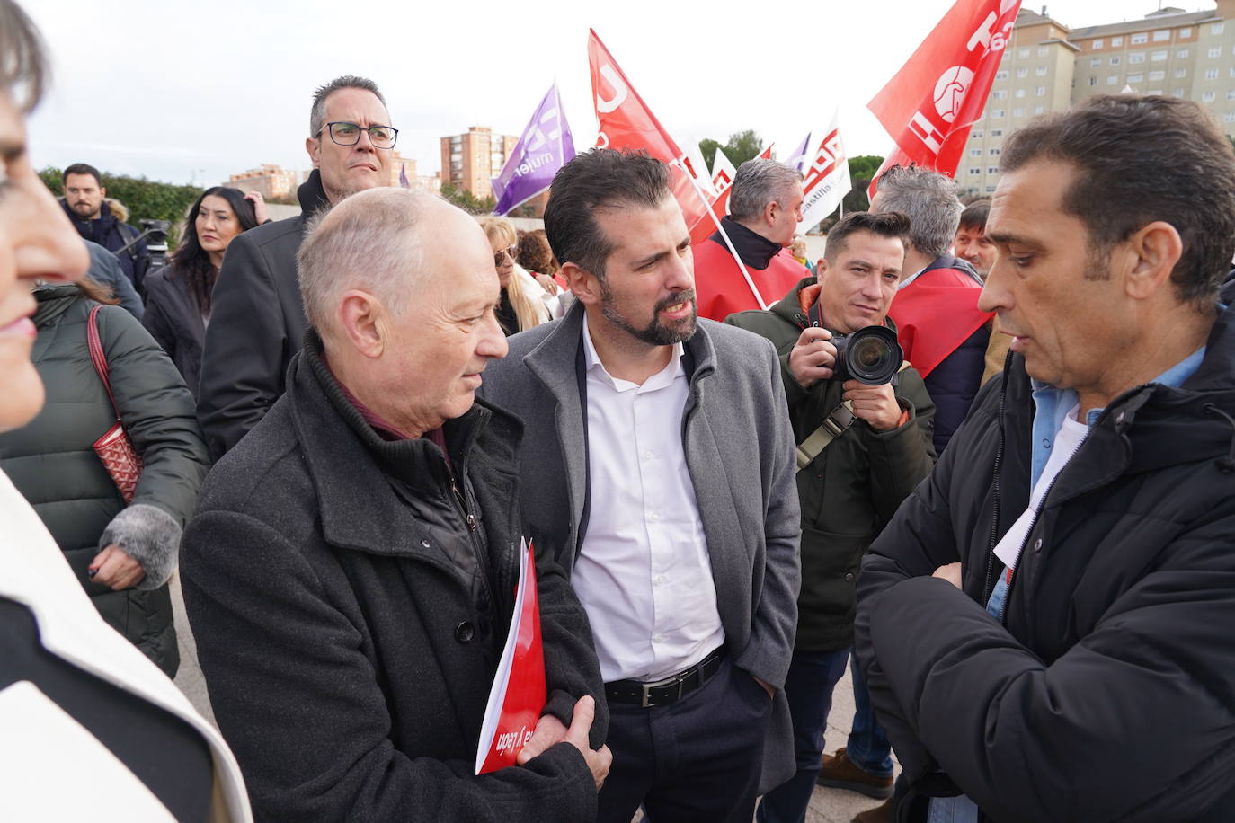 Los sindicatos CCOO y UGT se concentran a las puertas de las Cortes de Castilla y León para denunciar los presupuestos de la Junta, que los consideran «antisociales».