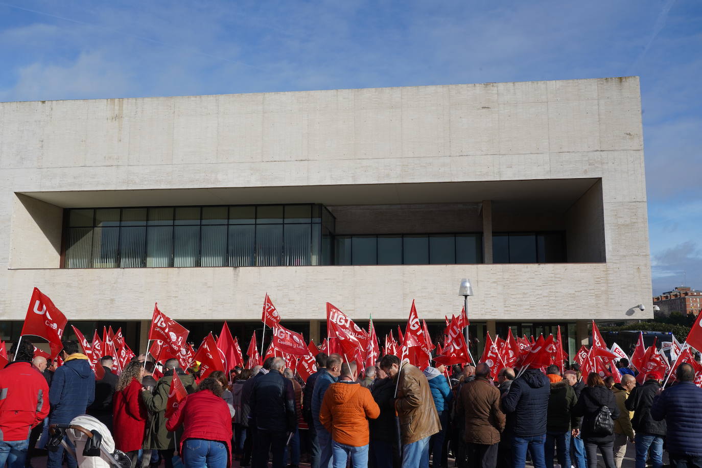 Los sindicatos CCOO y UGT se concentran a las puertas de las Cortes de Castilla y León para denunciar los presupuestos de la Junta, que los consideran «antisociales».