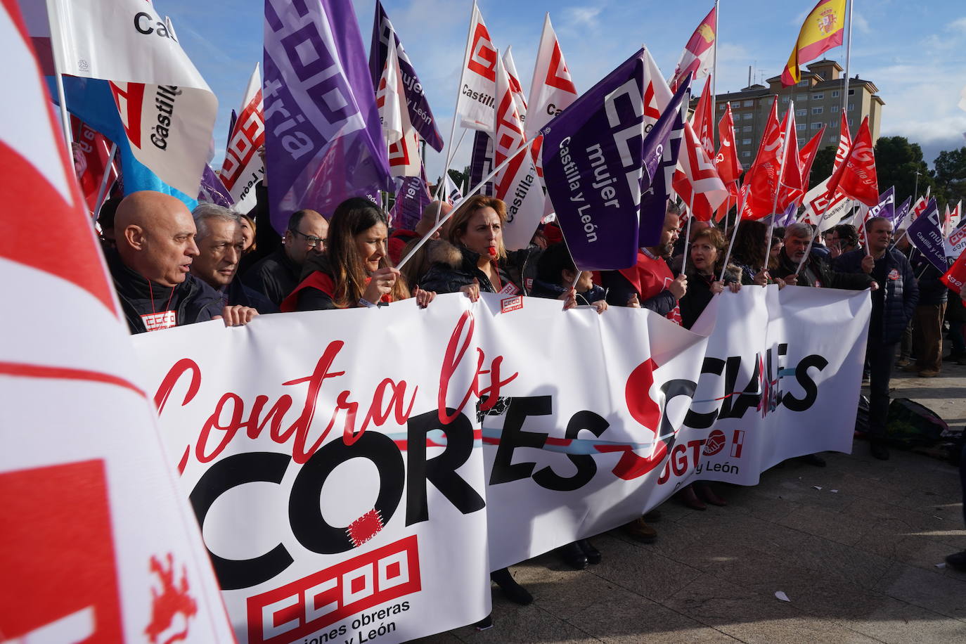 Los sindicatos CCOO y UGT se concentran a las puertas de las Cortes de Castilla y León para denunciar los presupuestos de la Junta, que los consideran «antisociales».