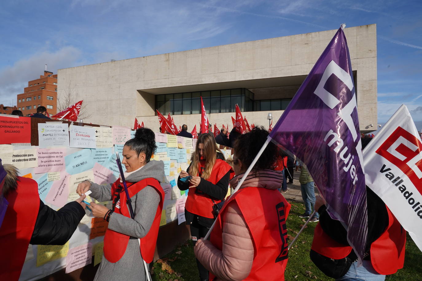 Los sindicatos CCOO y UGT se concentran a las puertas de las Cortes de Castilla y León para denunciar los presupuestos de la Junta, que los consideran «antisociales».