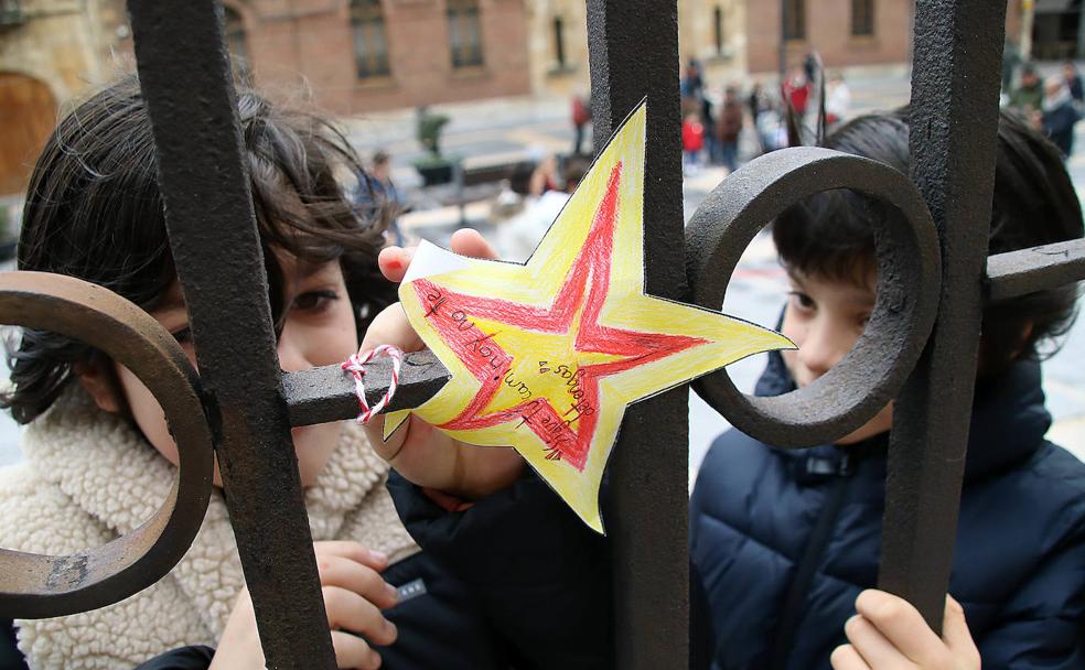 Escolares de León colocan las estrellas en la Catedral.