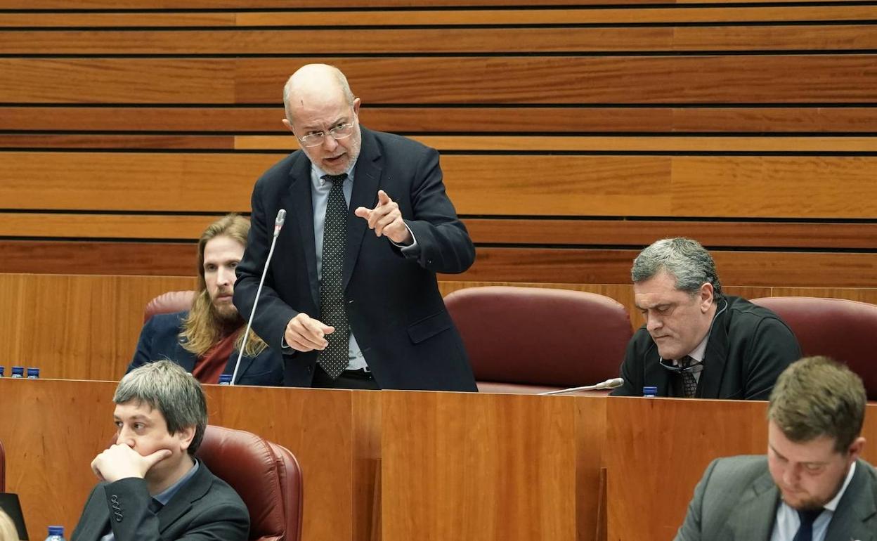 Francisco Igea durante el pleno de las Cortes este viernes. 