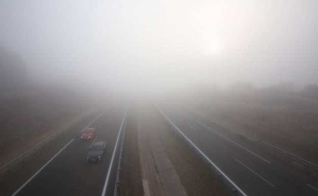 La niebla dificulta la circulación en las vías de León.