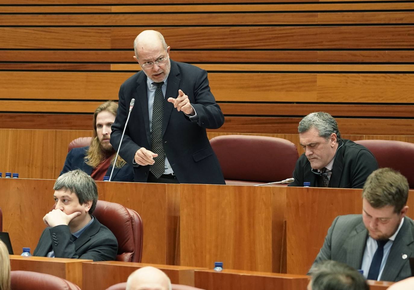 El portavoz del Grupo Socialista, Luis Tudanca, junto a procuradores del PSOE disfruta la segunda sesión del Pleno de los Presupuestos Generales de la Comunidad para 2023.