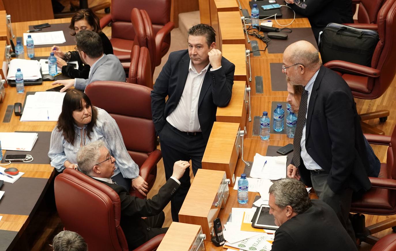 El portavoz del Grupo Socialista, Luis Tudanca, junto a procuradores del PSOE disfruta la segunda sesión del Pleno de los Presupuestos Generales de la Comunidad para 2023.