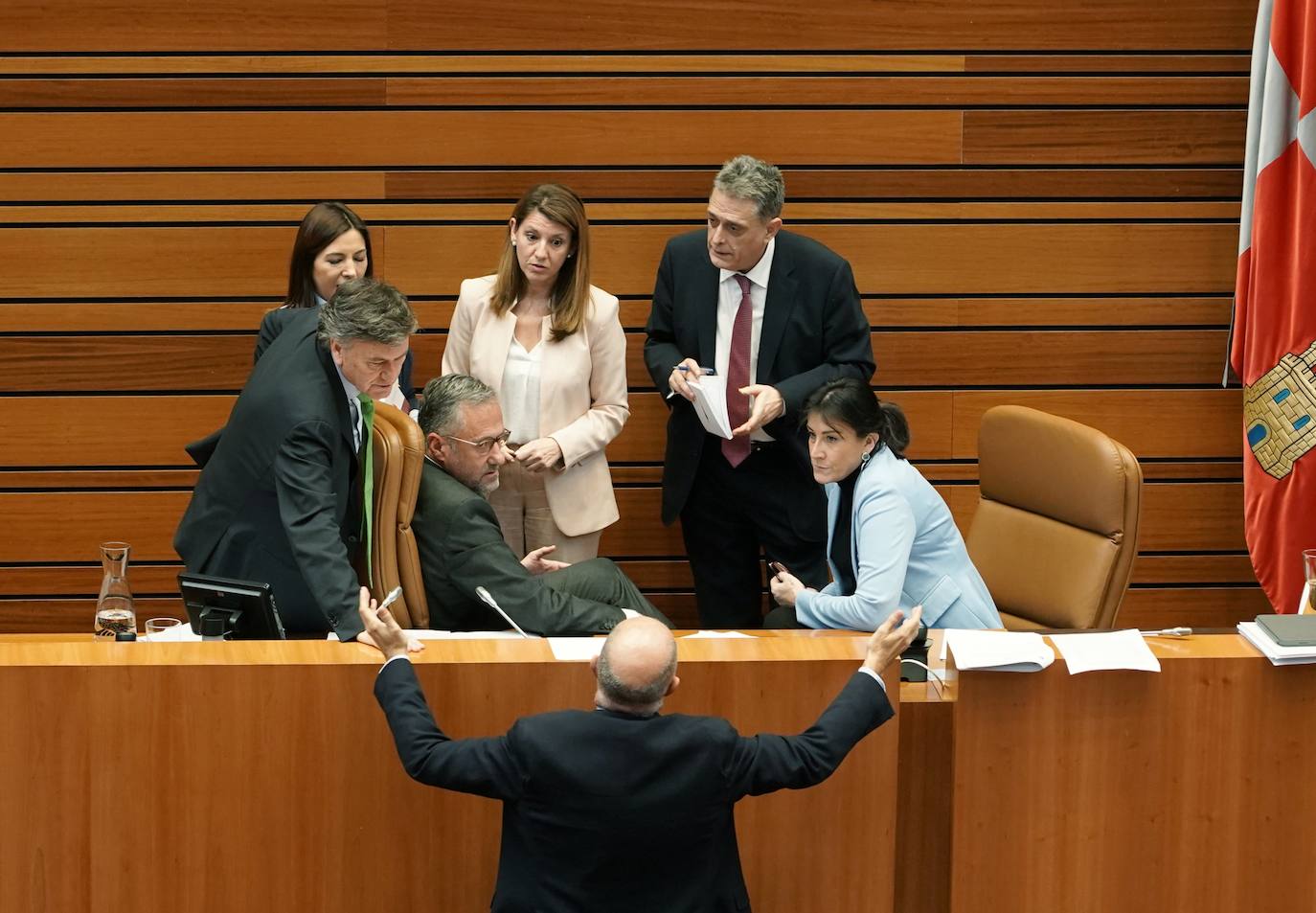 El portavoz del Grupo Socialista, Luis Tudanca, junto a procuradores del PSOE disfruta la segunda sesión del Pleno de los Presupuestos Generales de la Comunidad para 2023.