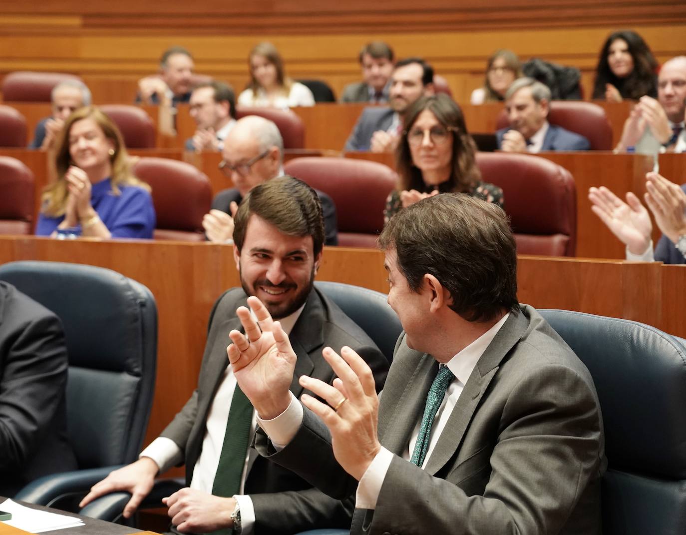 El portavoz del Grupo Socialista, Luis Tudanca, junto a procuradores del PSOE disfruta la segunda sesión del Pleno de los Presupuestos Generales de la Comunidad para 2023.