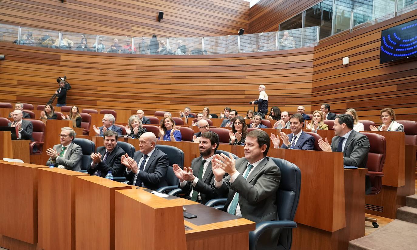 El portavoz del Grupo Socialista, Luis Tudanca, junto a procuradores del PSOE disfruta la segunda sesión del Pleno de los Presupuestos Generales de la Comunidad para 2023.