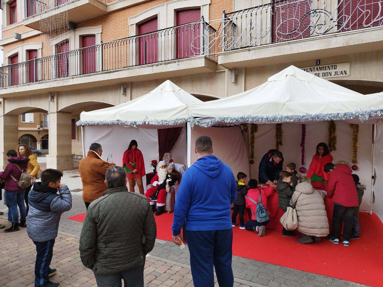 Cientos de pequecoyantinos acompañados por sus familias disfrutaron de la magia de la Navidad y entregaron personalmente sus cartas a 'Santa Claus' en un día mágico para ellos.