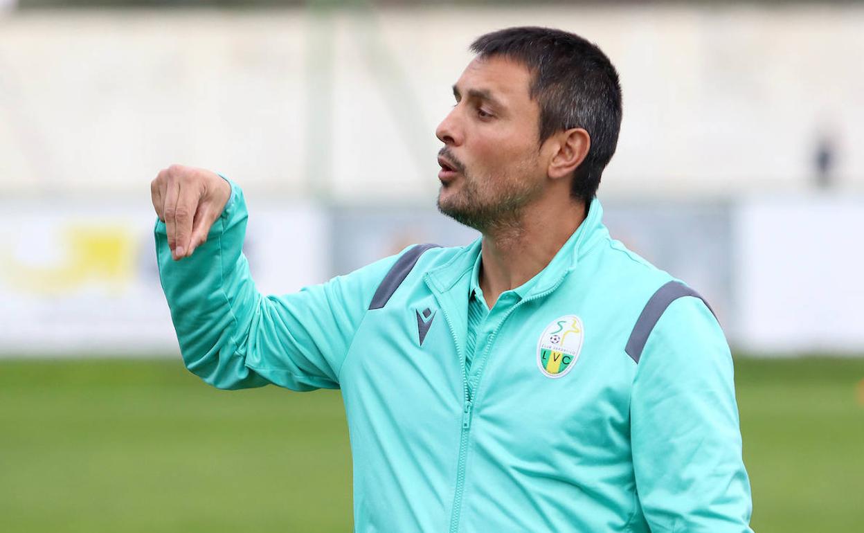 Nanín, técnico de La Virgen, en un partido de esta temporada.