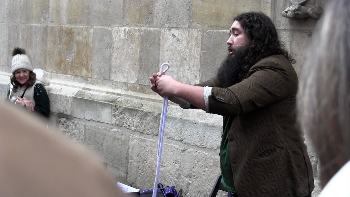 El mago Xulio Merino saca sus trucos a la calle dentro de las actividades programadas para llevar la magia a todas las plazas y rincones de la provincia en el 'León Vive la Magia'.