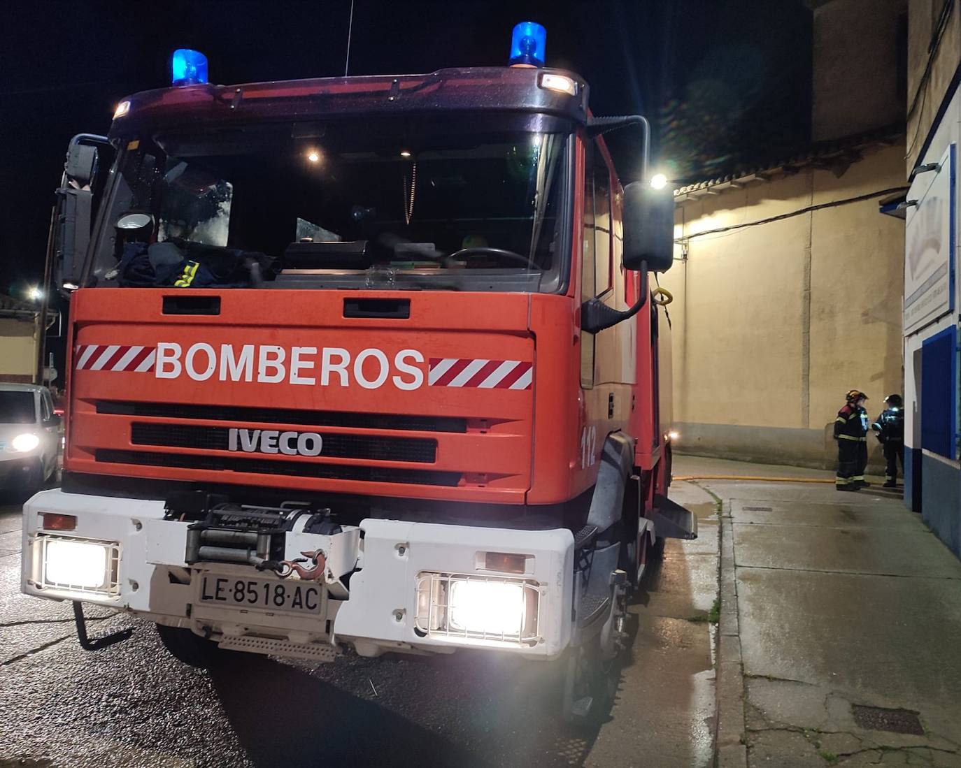 El edificio, que actualmente acoge una industria de transportes, no sufrió daños estructurales y el fuego solo afectó a algunos enseres que se encontraban en el interior