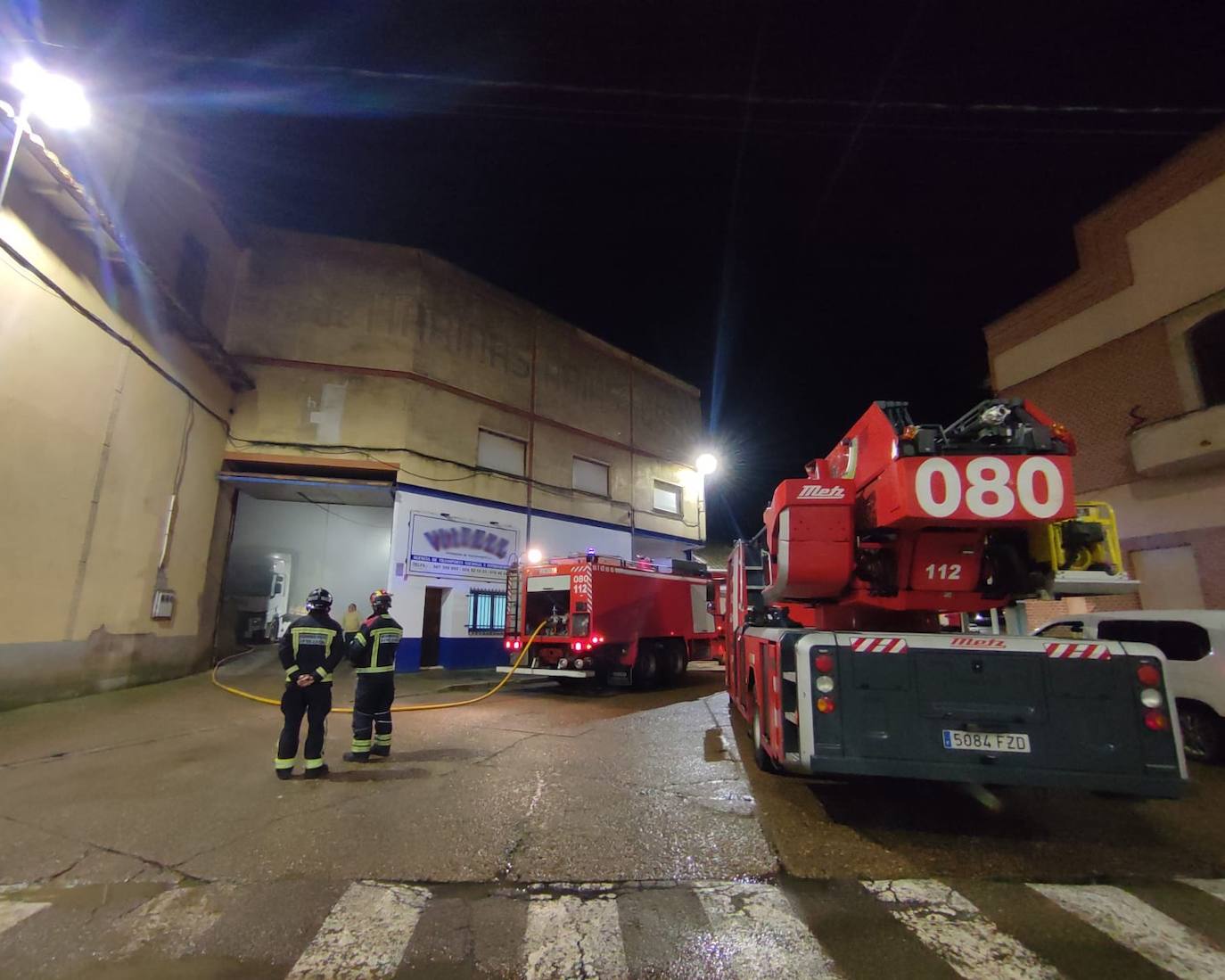 El edificio, que actualmente acoge una industria de transportes, no sufrió daños estructurales y el fuego solo afectó a algunos enseres que se encontraban en el interior