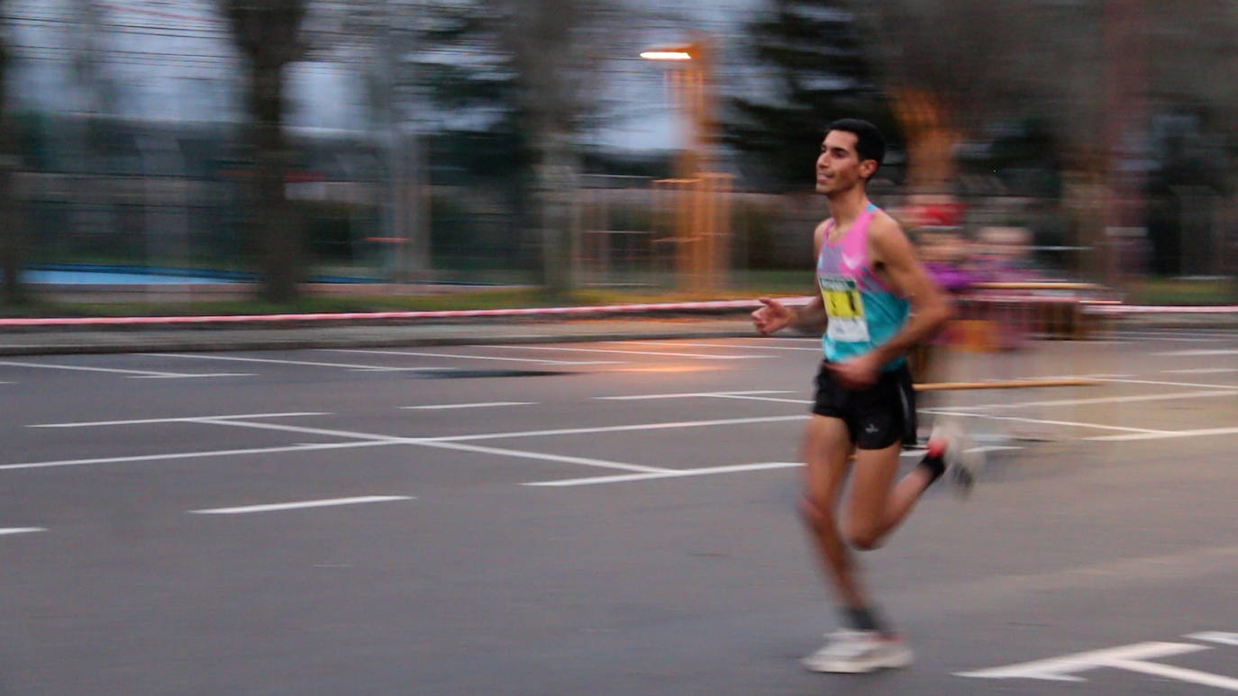Daniel Alonso encara los metros finales de la XXV San Silvestre Popular Ciudad de León. 