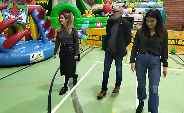 El alcalde en la inauguración de Naviland.