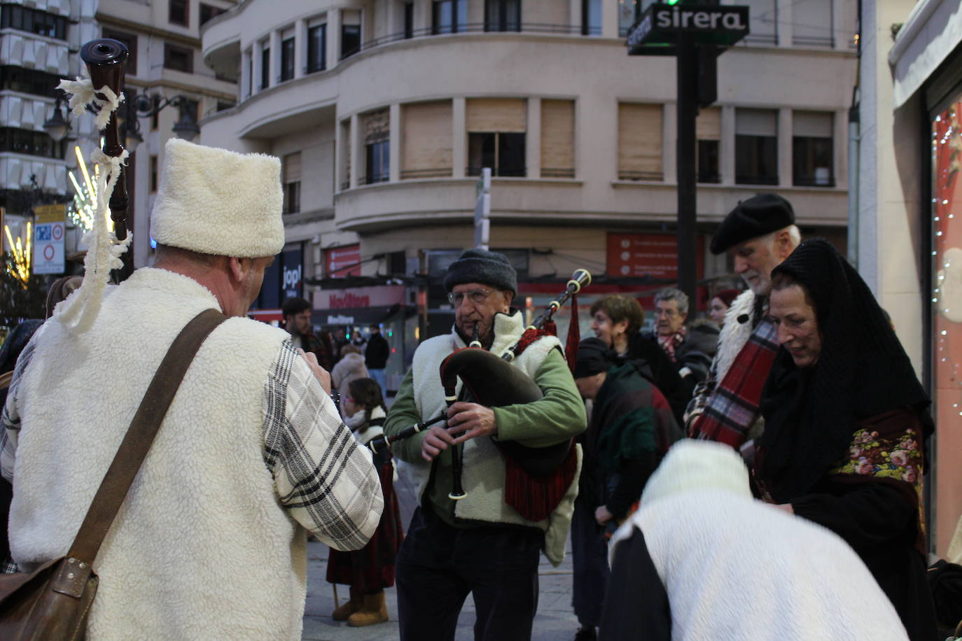 La Asociación para la recuperación de tradiciones antiguas García I ha recorrido los comercios de León pidiendo el aguinaldo.