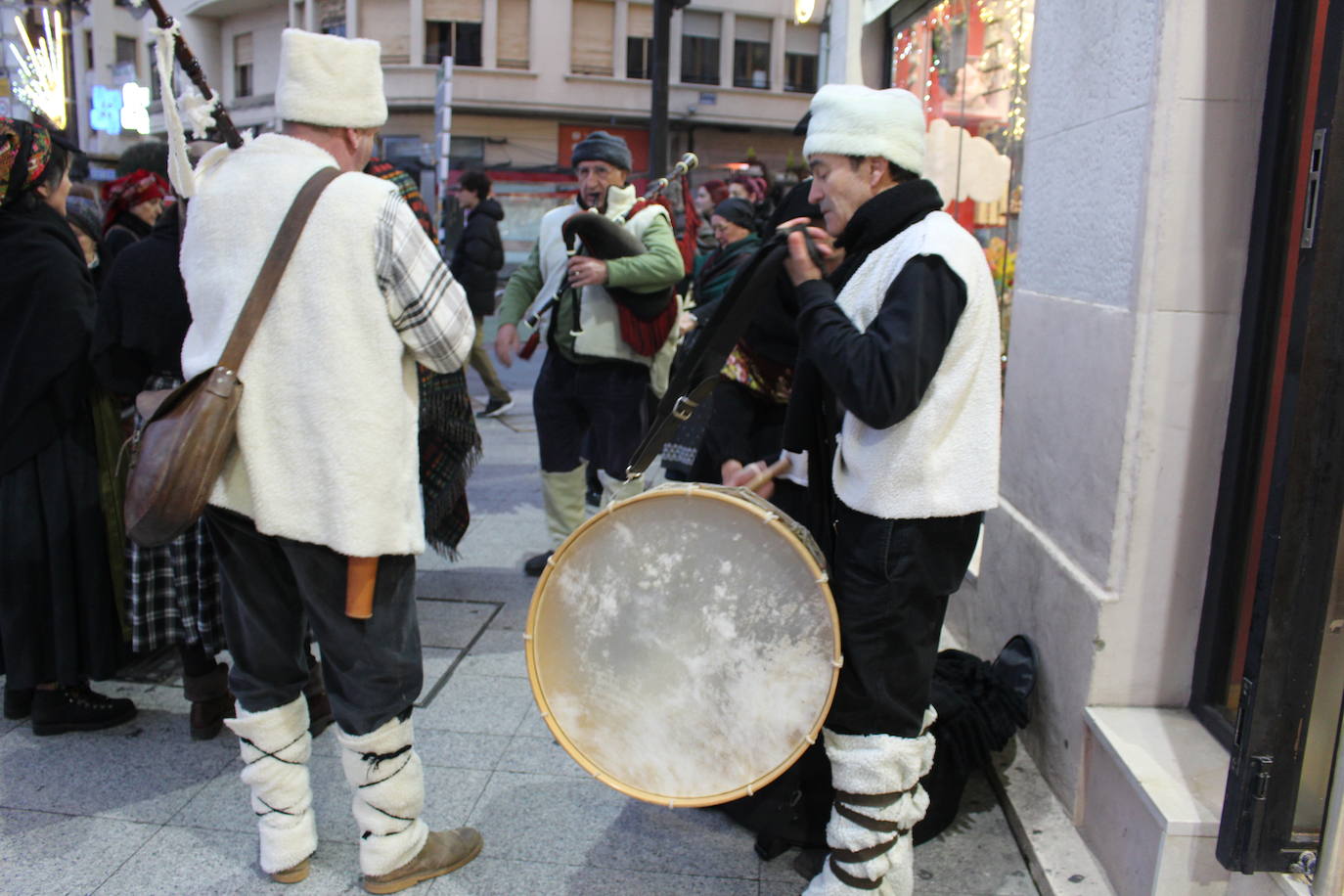 La Asociación para la recuperación de tradiciones antiguas García I ha recorrido los comercios de León pidiendo el aguinaldo.