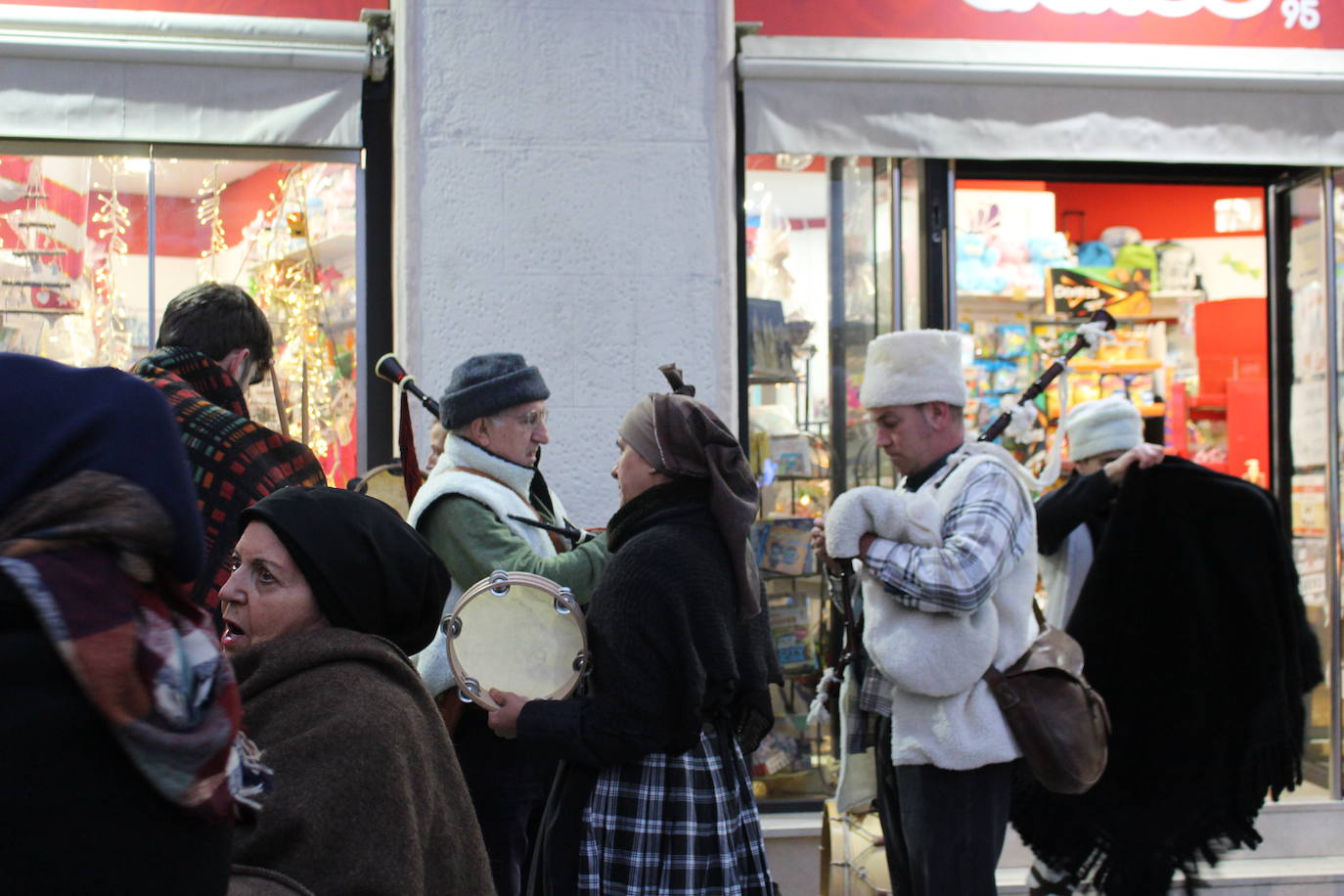 La Asociación para la recuperación de tradiciones antiguas García I ha recorrido los comercios de León pidiendo el aguinaldo.