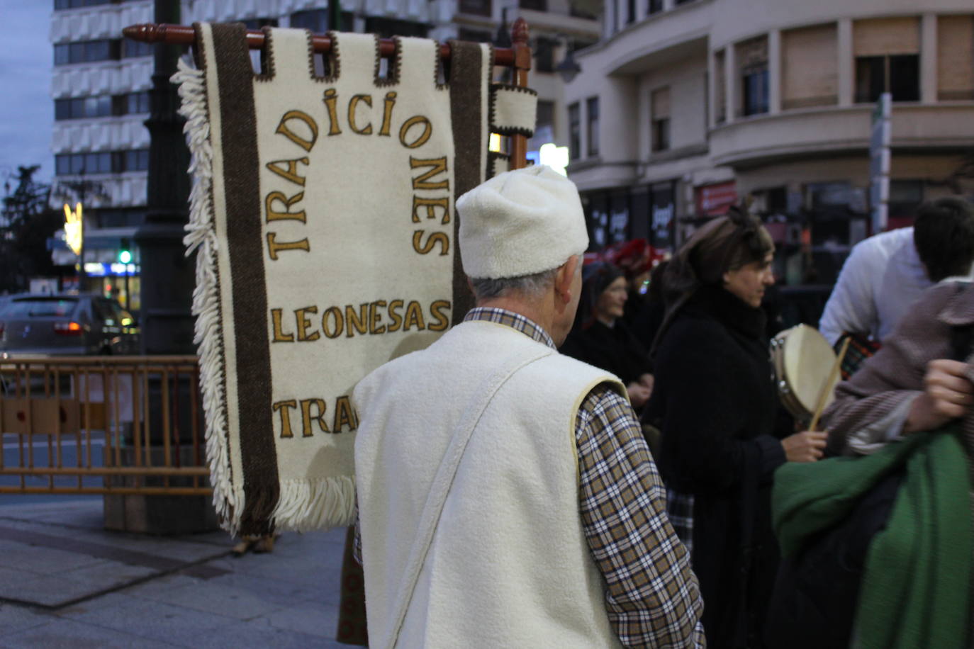 La Asociación para la recuperación de tradiciones antiguas García I ha recorrido los comercios de León pidiendo el aguinaldo.