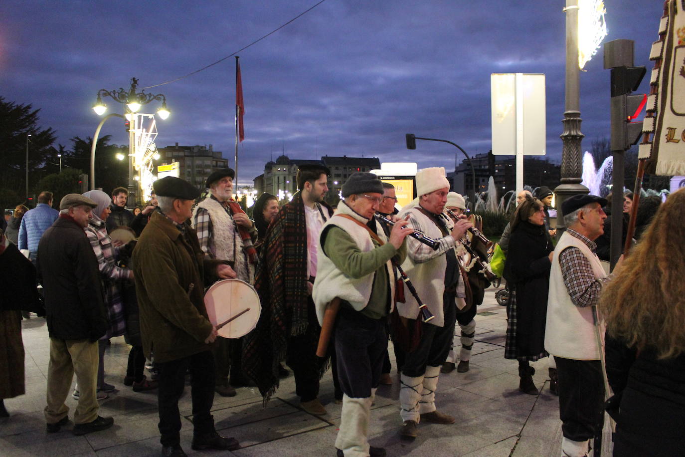 La Asociación para la recuperación de tradiciones antiguas García I ha recorrido los comercios de León pidiendo el aguinaldo.