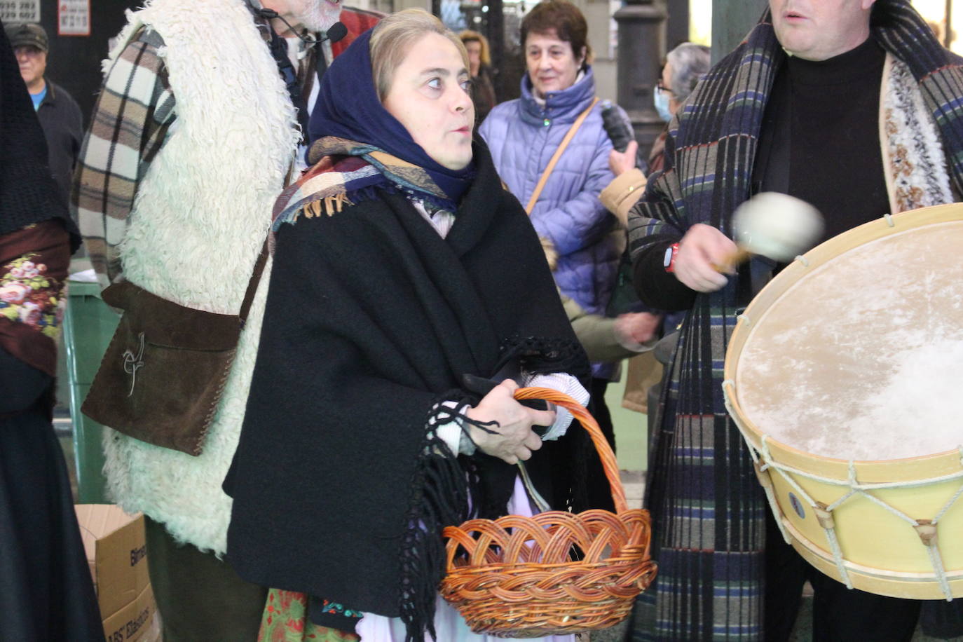 La Asociación para la recuperación de tradiciones antiguas García I ha recorrido los comercios de León pidiendo el aguinaldo.