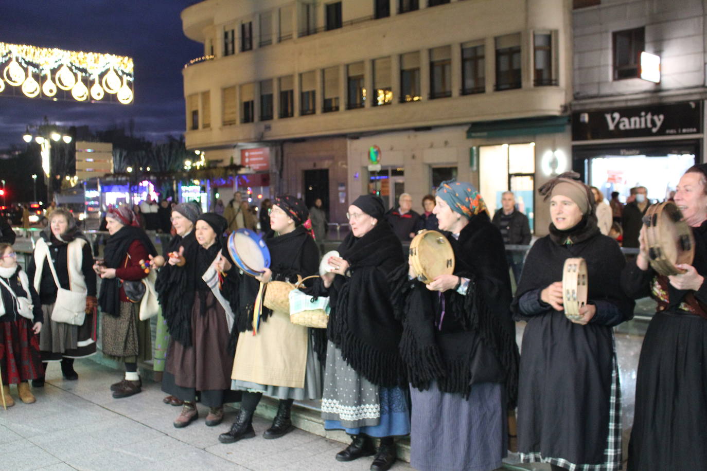 La Asociación para la recuperación de tradiciones antiguas García I ha recorrido los comercios de León pidiendo el aguinaldo.