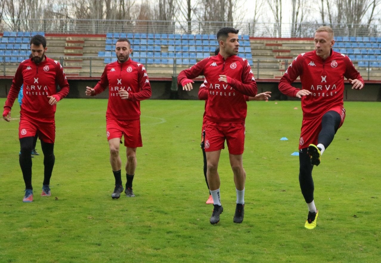 La Cultural regresa a los entrenamientos y espera al 'mercado de invierno'. La plantilla ha vuelto este martes a las sesiones de preparación en el Área Deportiva de Puente Castro.