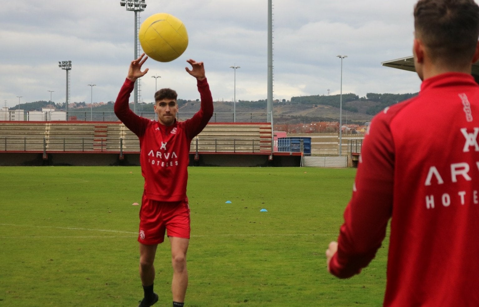 La Cultural regresa a los entrenamientos y espera al 'mercado de invierno'. La plantilla ha vuelto este martes a las sesiones de preparación en el Área Deportiva de Puente Castro.