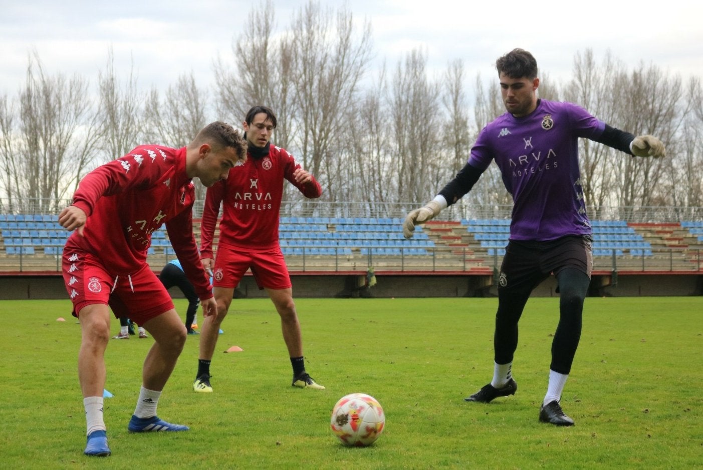 La Cultural regresa a los entrenamientos y espera al 'mercado de invierno'. La plantilla ha vuelto este martes a las sesiones de preparación en el Área Deportiva de Puente Castro.