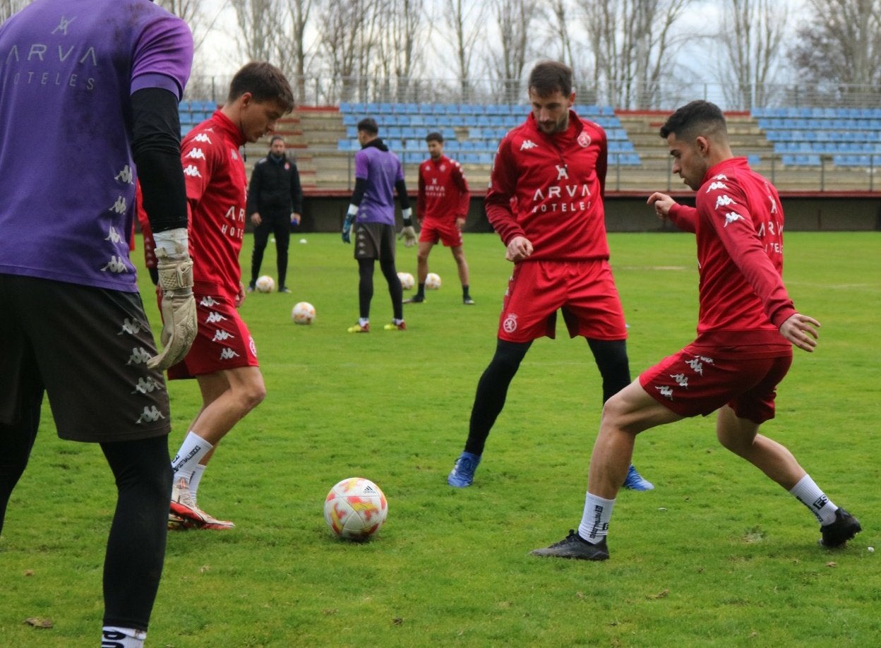 La Cultural regresa a los entrenamientos y espera al 'mercado de invierno'. La plantilla ha vuelto este martes a las sesiones de preparación en el Área Deportiva de Puente Castro.