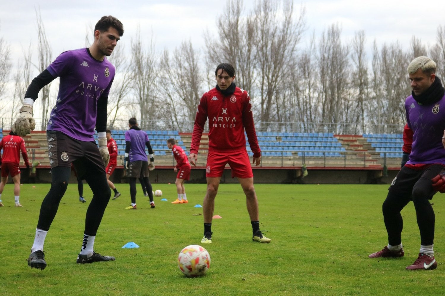 La Cultural regresa a los entrenamientos y espera al 'mercado de invierno'. La plantilla ha vuelto este martes a las sesiones de preparación en el Área Deportiva de Puente Castro.