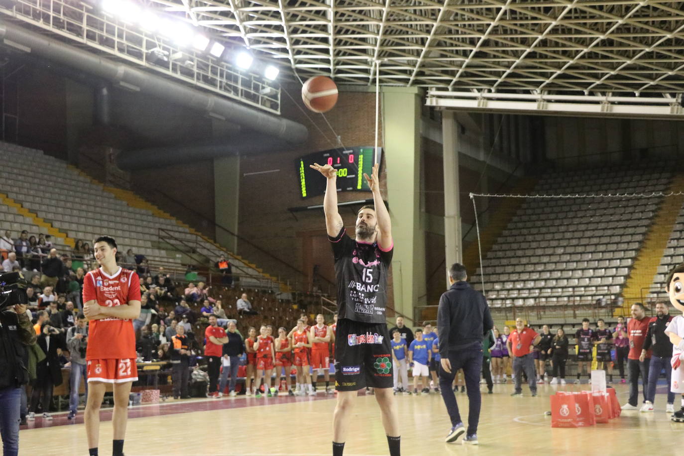 Los clubes deportivos y los ciudadanos de León se vuelcan en la celebración del acto solidario 'Reto Centenario Único'.