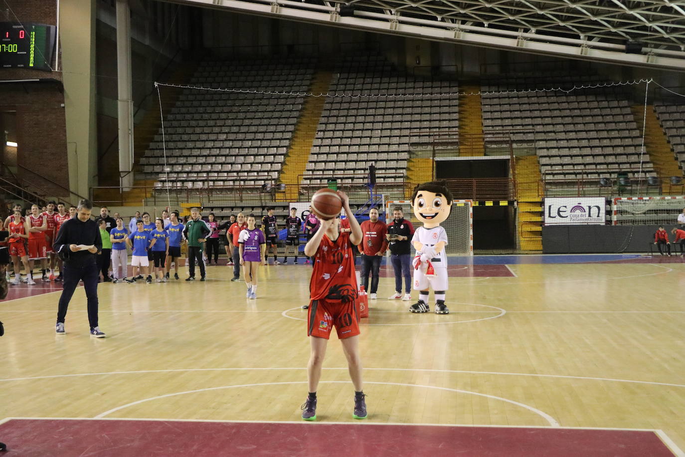 Los clubes deportivos y los ciudadanos de León se vuelcan en la celebración del acto solidario 'Reto Centenario Único'.