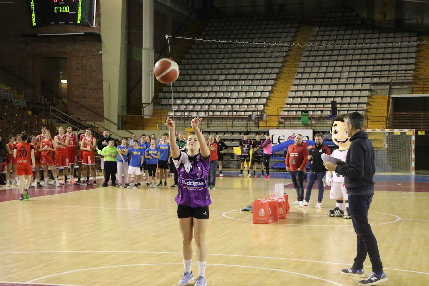 Los clubes deportivos y los ciudadanos de León se vuelcan en la celebración del acto solidario 'Reto Centenario Único'.