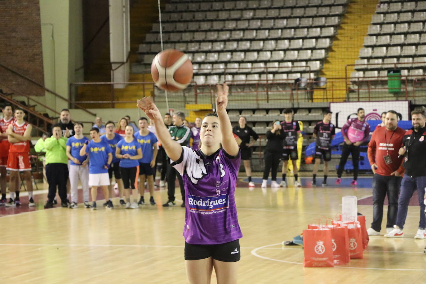 Los clubes deportivos y los ciudadanos de León se vuelcan en la celebración del acto solidario 'Reto Centenario Único'.