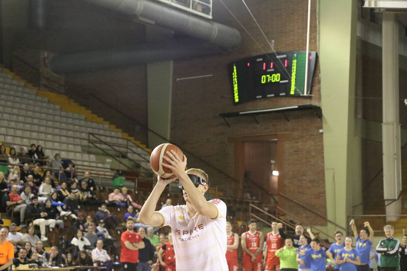 Los clubes deportivos y los ciudadanos de León se vuelcan en la celebración del acto solidario 'Reto Centenario Único'.