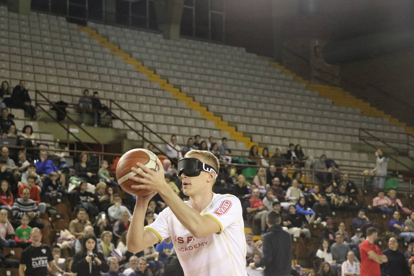 Los clubes deportivos y los ciudadanos de León se vuelcan en la celebración del acto solidario 'Reto Centenario Único'.