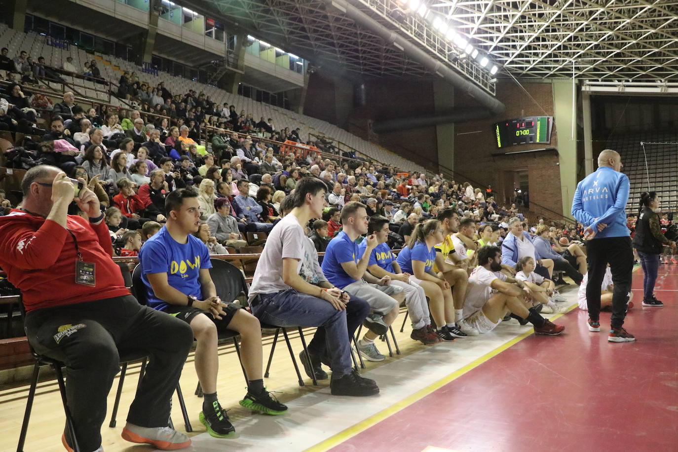 Los clubes deportivos y los ciudadanos de León se vuelcan en la celebración del acto solidario 'Reto Centenario Único'.