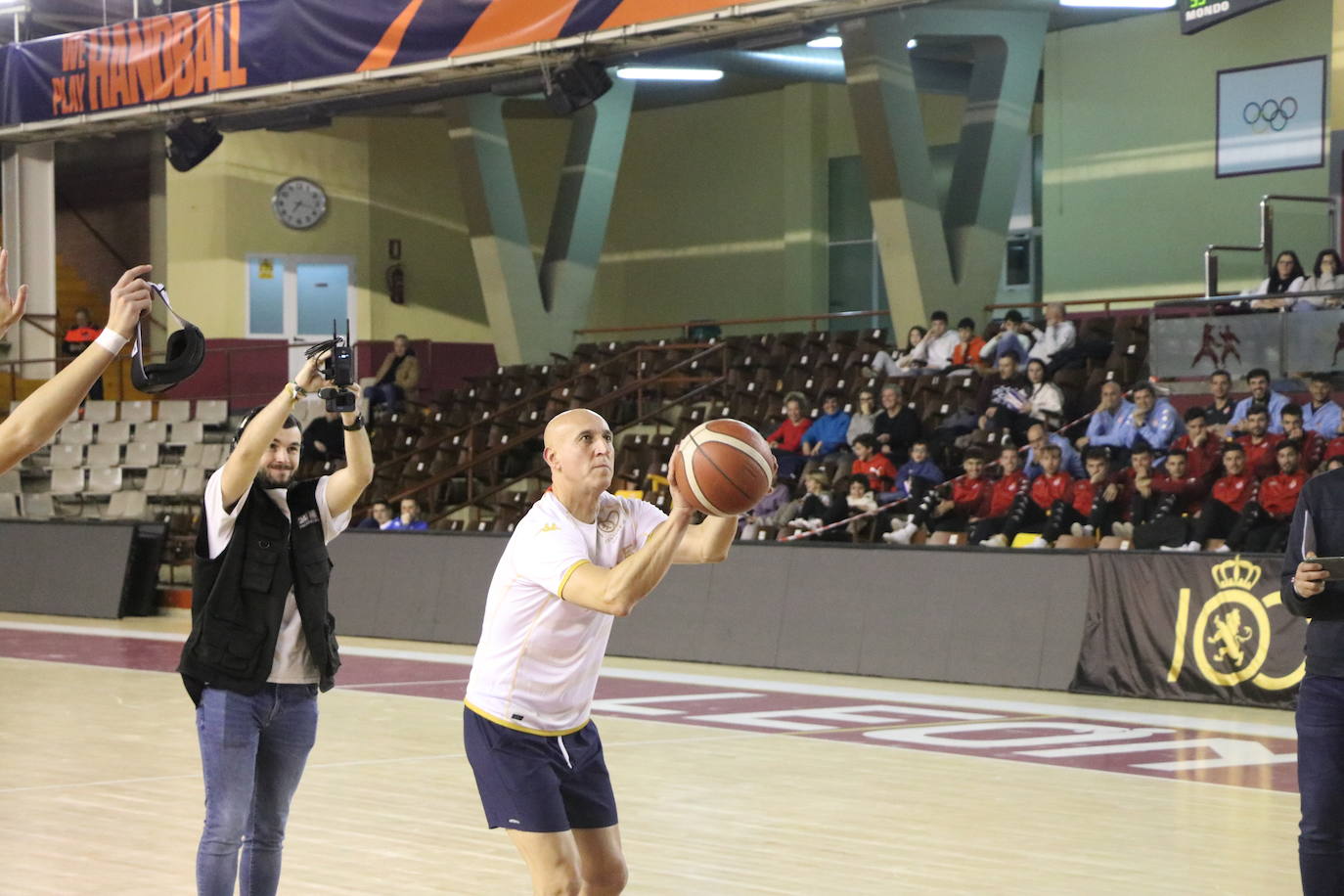 Los clubes deportivos y los ciudadanos de León se vuelcan en la celebración del acto solidario 'Reto Centenario Único'.