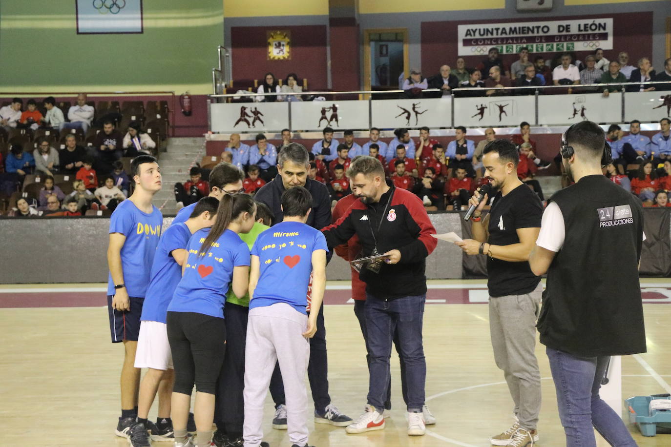 Los clubes deportivos y los ciudadanos de León se vuelcan en la celebración del acto solidario 'Reto Centenario Único'.