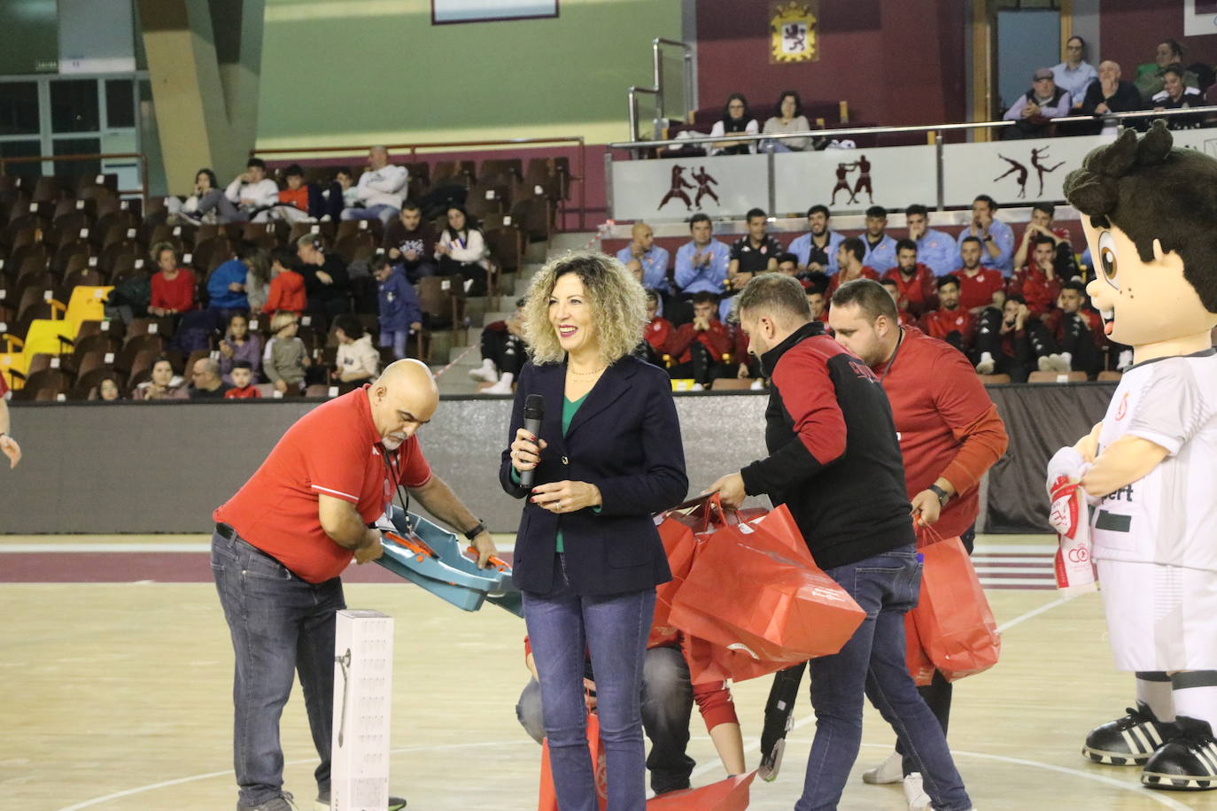 Los clubes deportivos y los ciudadanos de León se vuelcan en la celebración del acto solidario 'Reto Centenario Único'.