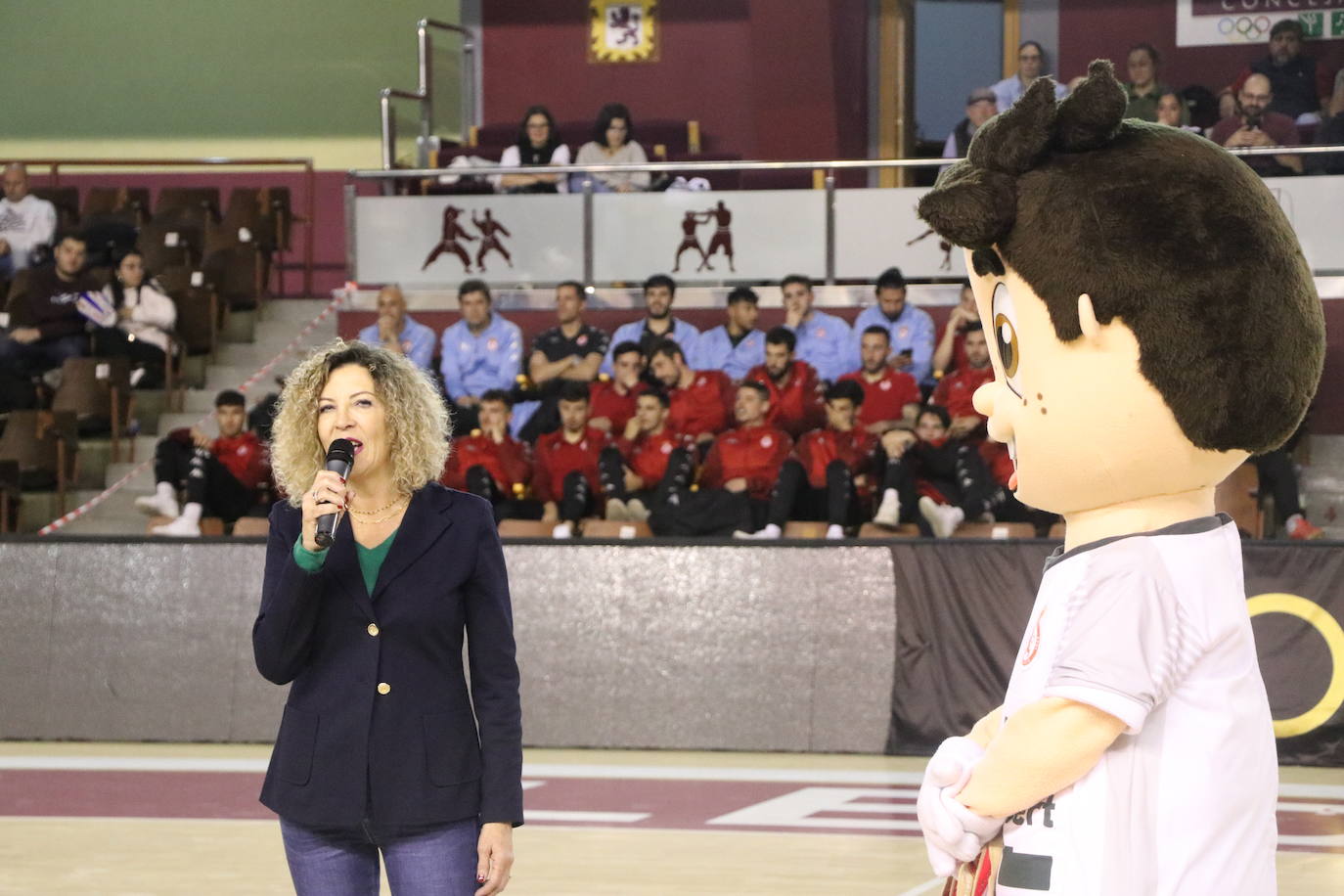 Los clubes deportivos y los ciudadanos de León se vuelcan en la celebración del acto solidario 'Reto Centenario Único'.