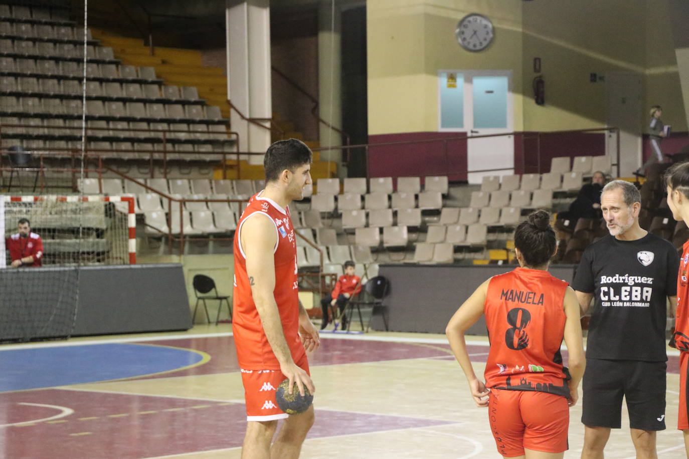 Los clubes deportivos y los ciudadanos de León se vuelcan en la celebración del acto solidario 'Reto Centenario Único'.