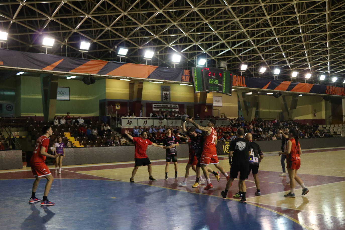 Los clubes deportivos y los ciudadanos de León se vuelcan en la celebración del acto solidario 'Reto Centenario Único'.