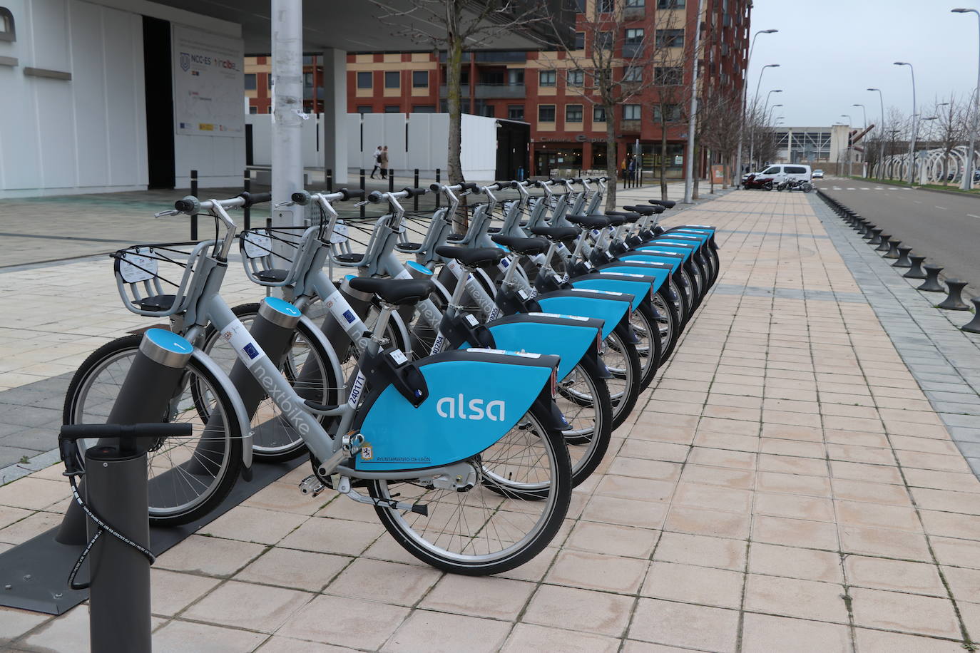El alcalde de León, José Antonio Diez, junto con el concejal de Movilidad, Vicente Canuria, han presentado una nueva estacion de préstamo de bicicletas en el barrio de La Lastra, frente al edificio del Incibe.