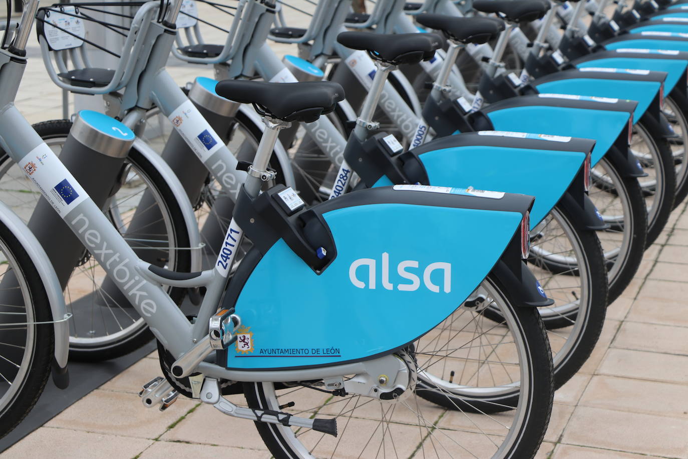 El alcalde de León, José Antonio Diez, junto con el concejal de Movilidad, Vicente Canuria, han presentado una nueva estacion de préstamo de bicicletas en el barrio de La Lastra, frente al edificio del Incibe.