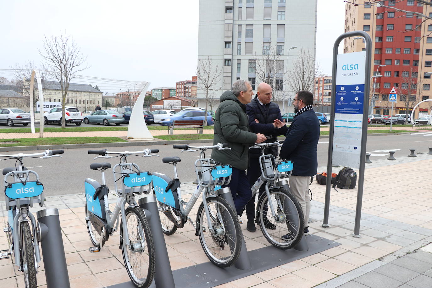 El alcalde de León, José Antonio Diez, junto con el concejal de Movilidad, Vicente Canuria, han presentado una nueva estacion de préstamo de bicicletas en el barrio de La Lastra, frente al edificio del Incibe.