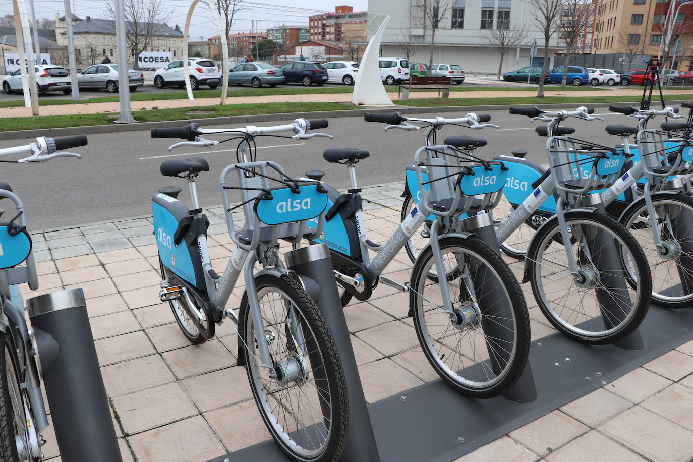 El alcalde de León, José Antonio Diez, junto con el concejal de Movilidad, Vicente Canuria, han presentado una nueva estacion de préstamo de bicicletas en el barrio de La Lastra, frente al edificio del Incibe.