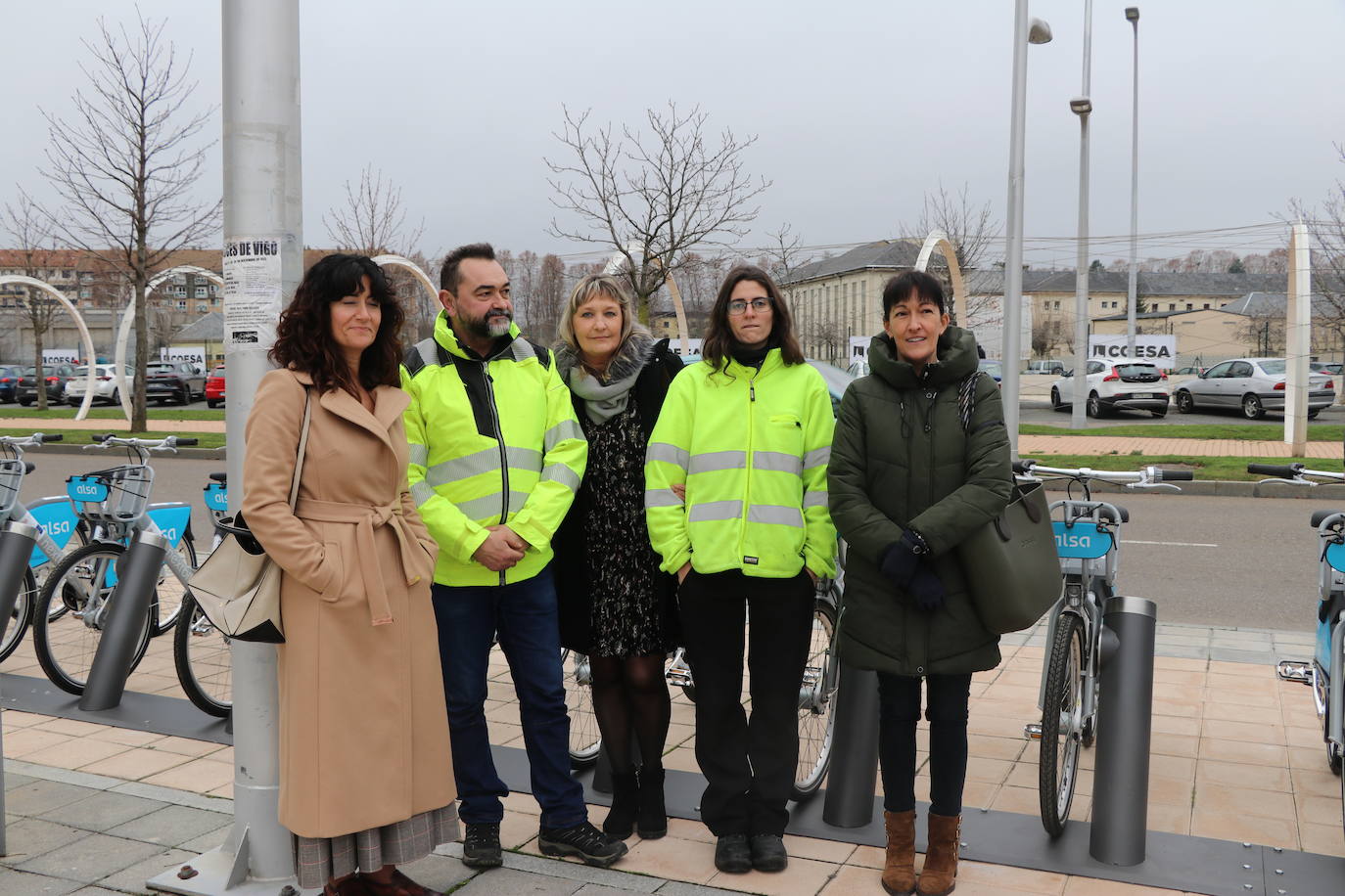El alcalde de León, José Antonio Diez, junto con el concejal de Movilidad, Vicente Canuria, han presentado una nueva estacion de préstamo de bicicletas en el barrio de La Lastra, frente al edificio del Incibe.